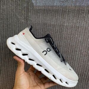 On Cloudtilt Black Ivory